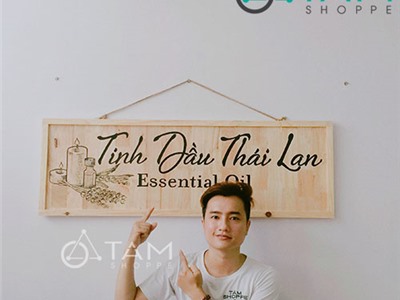 Bảng hiệu gỗ vẽ tay TINH DẦU THÁI LAN dài 120cm
